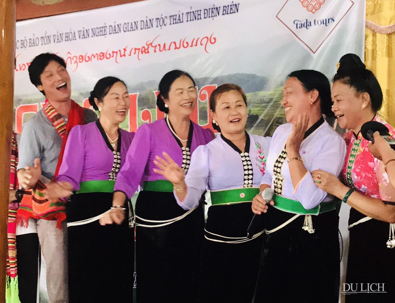 Các thành viên của Câu lạc bộ bảo tồn văn hóa văn nghệ dân gian dân tộc Thái tỉnh Điện Biên giao lưu cùng du khách